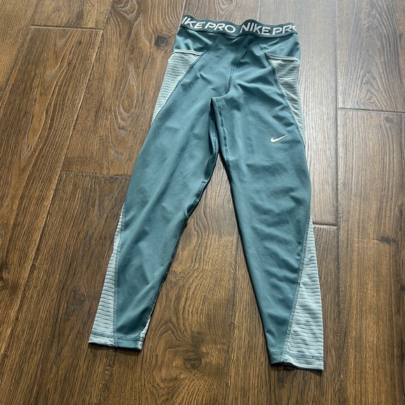 Nike Pro Women’s Leggings Size Small - Picture 2 of 3